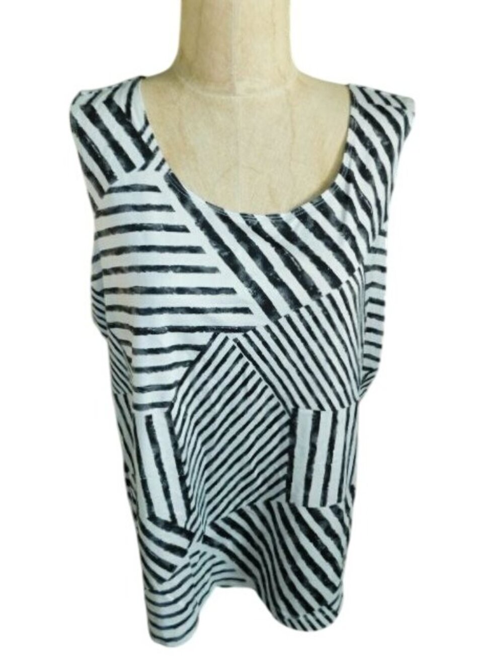 Chico's Size XL (3) Stretchy Print Scoop Neck Tank Style Top